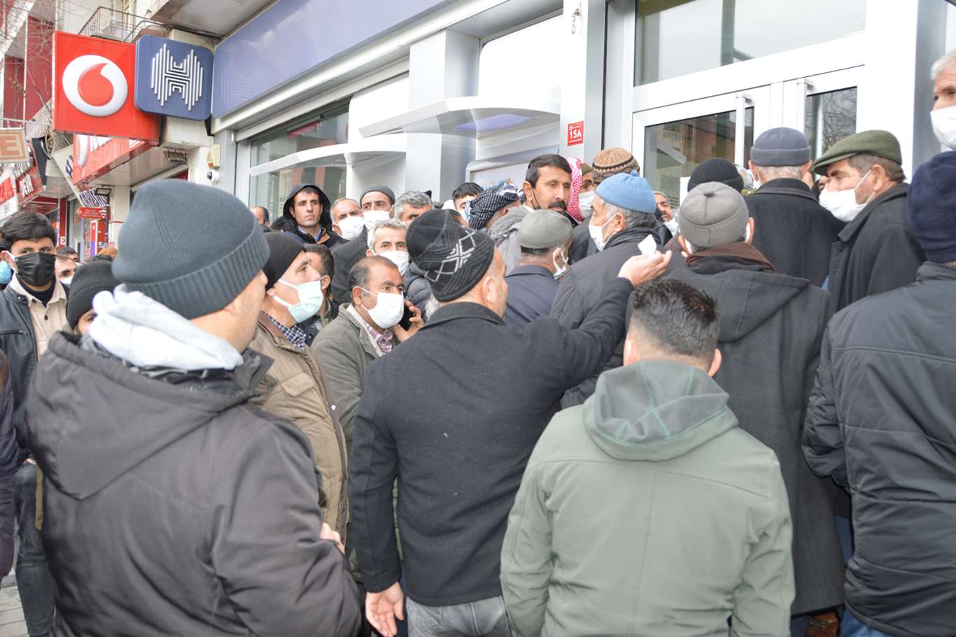 Ucuz fiyata satılan arpadan alabilmek isteyen halk uzun kuyruklar oluşturdu